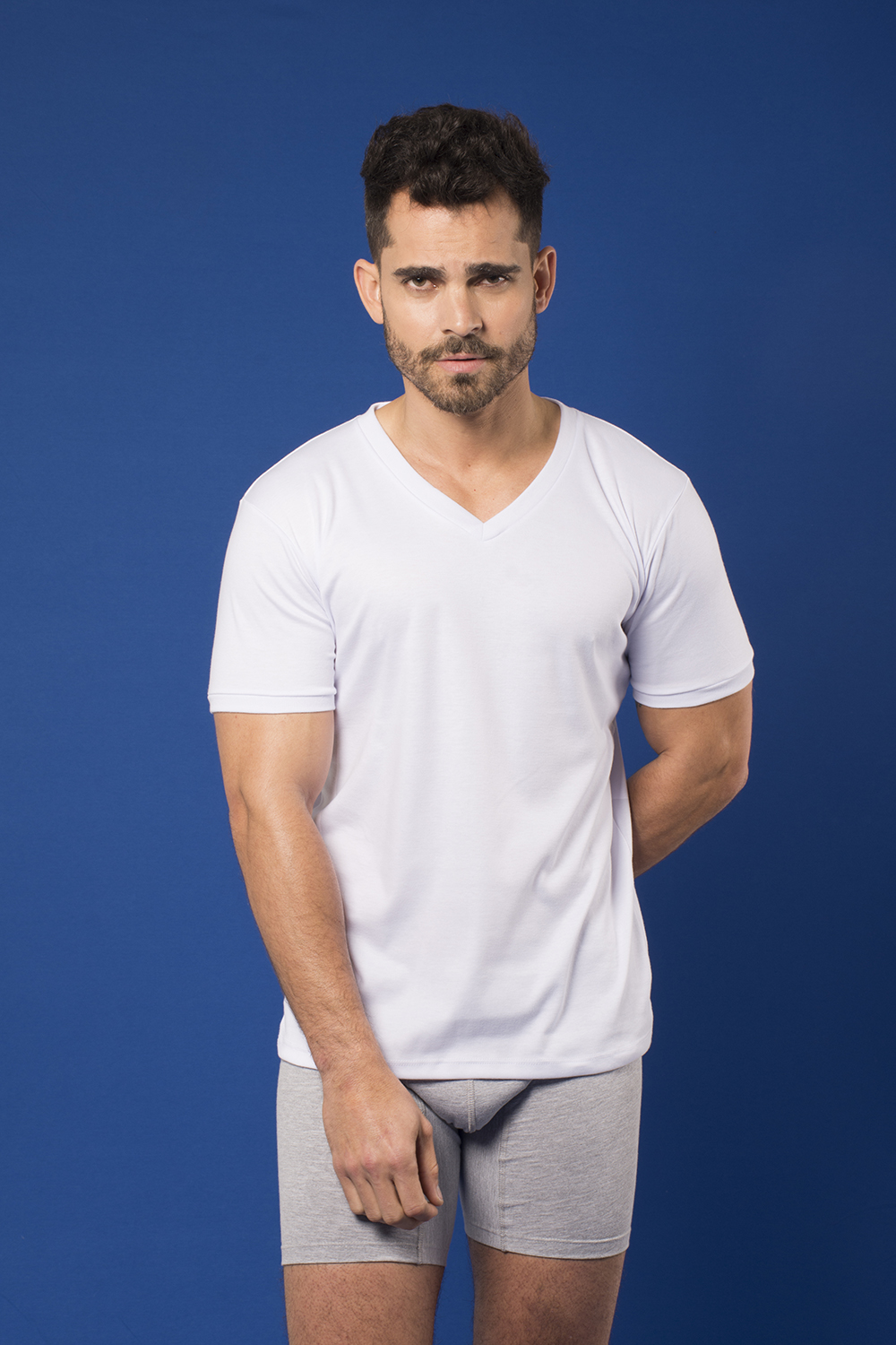 camiseta blanca cuello v hombre
